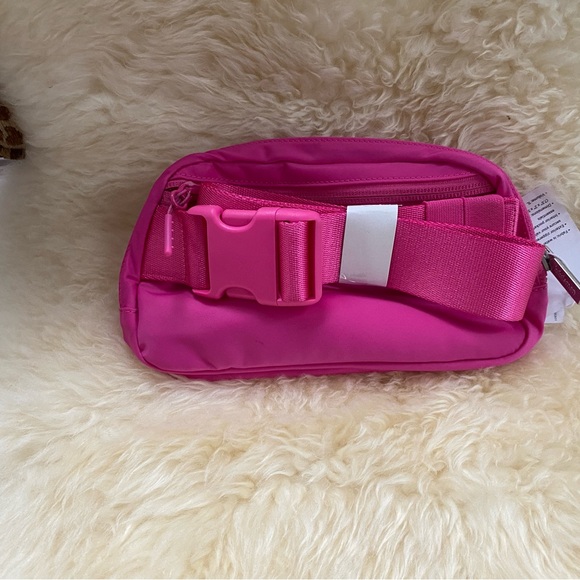 NWT lululemon everywhere belt bag sonic pink - Picture 2 of 4